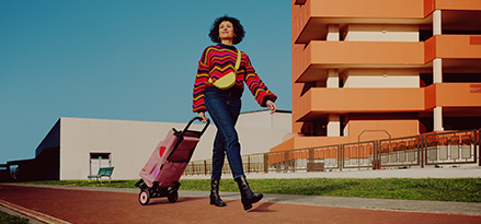 femme portant un chariot