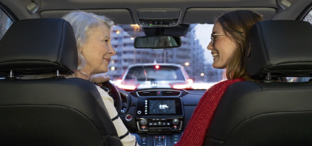 deux femmes dans une voiture