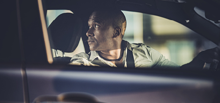 homme dans une voiture