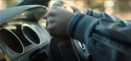 personne tenant le levier de vitesse