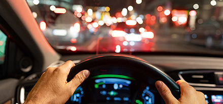 Gros plan d’une personne conduisant une voiture.
