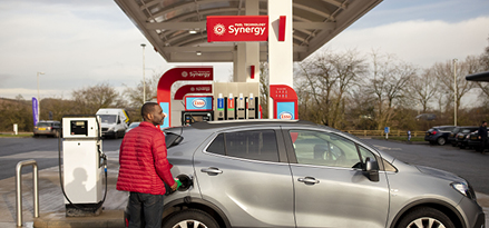 Une personne faisant le plein d’une voiture à la station-service Esso. 